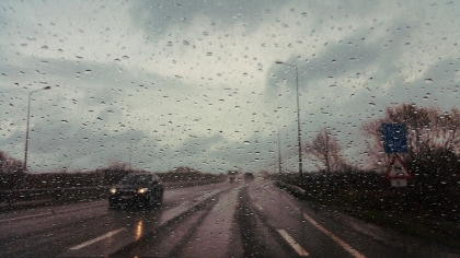 Tips για την οδήγηση υπό βροχή και χαλάζι