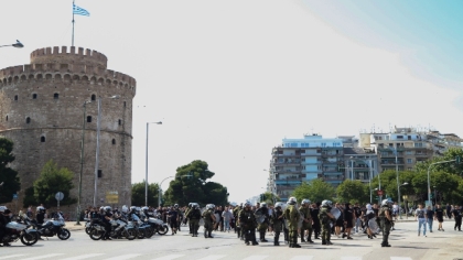 Σε εξέλιξη η πορεία των οπαδών του ΠΑΟΚ στη Θεσσαλονίκη: Συνελήφθη ένα άτομο που έφερε πάνω του... σπαθί  (vid)