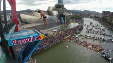 Οι... τρελοί του Red Bull Cliff Diving!