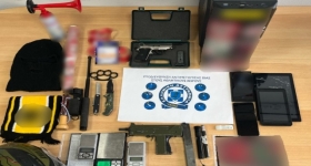 Όλα όσα βρήκε η ΕΛ.ΑΣ στις συλλύψεις των μελών της «Θύρας 7»: Πιστόλια, ζυγαριές, μαχαίρια και ναρκωτικά