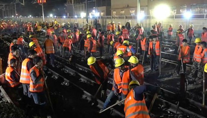 Μόνο στην Κίνα αυτά: 1500 εργάτες έφτιαξαν σιδηρόδρομο σε 9 ώρες! (pics & vid)