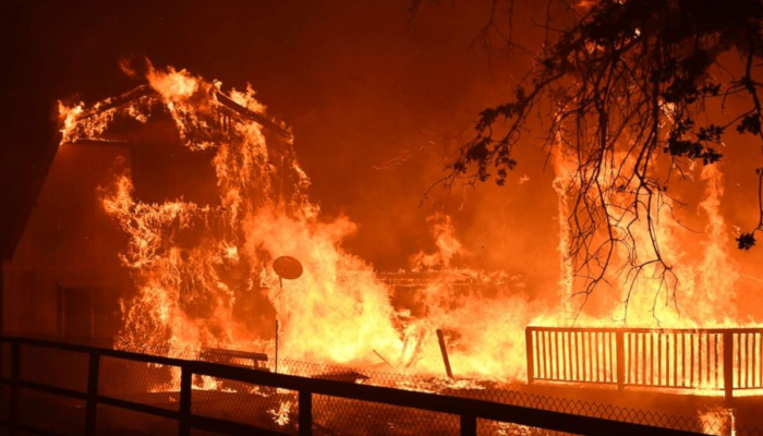 Ανυπολόγιστες καταστροφές στην Καλιφόρνια: 25 νεκροί, 250.000 άστεγοι και χιλιάδες στρέμματα στάχτης (pics & vids)
