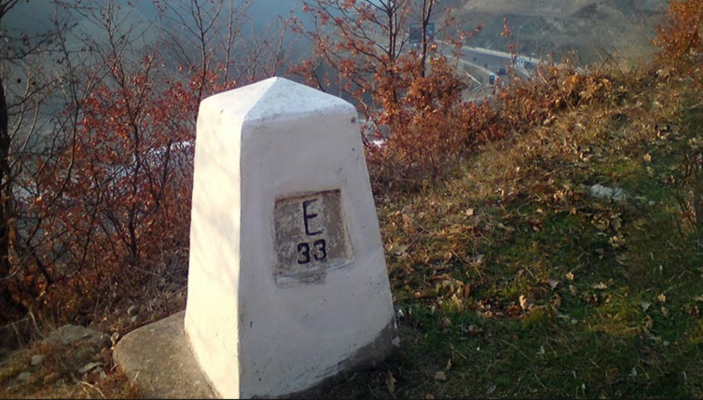Χωρίς συνοριακή γραμμή Ελλάδα-πΓΔΜ: Άγνωστοι ξήλωσαν 105 πυραμίδες οριογραμμής