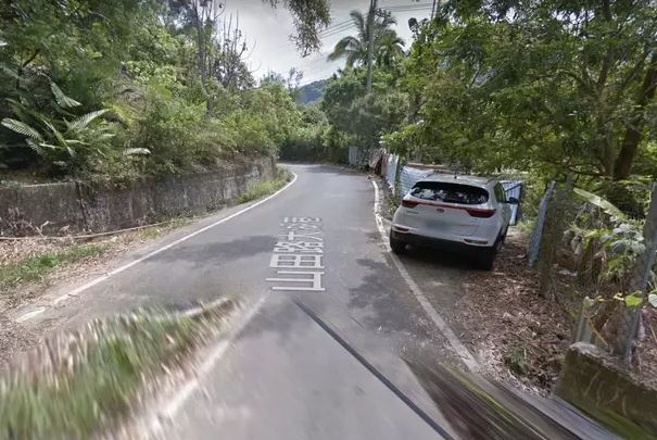 Το αυτοκίνητο του Google Maps «έπιασε» ένα γυμνό ζευγάρι στο δάσος (pics)
