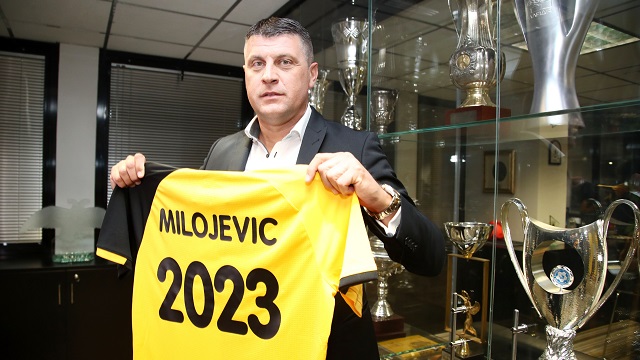 Ο Βλάνταν Μιλόγεβιτς με τη φανέλα της ΑΕΚ