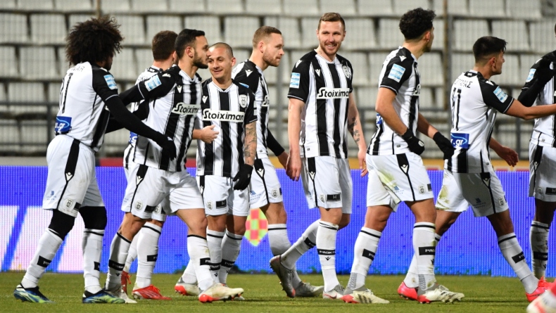 Οι παίκτες του ΠΑΟΚ πανηγυρίζουν τη νίκη στο Βόλο