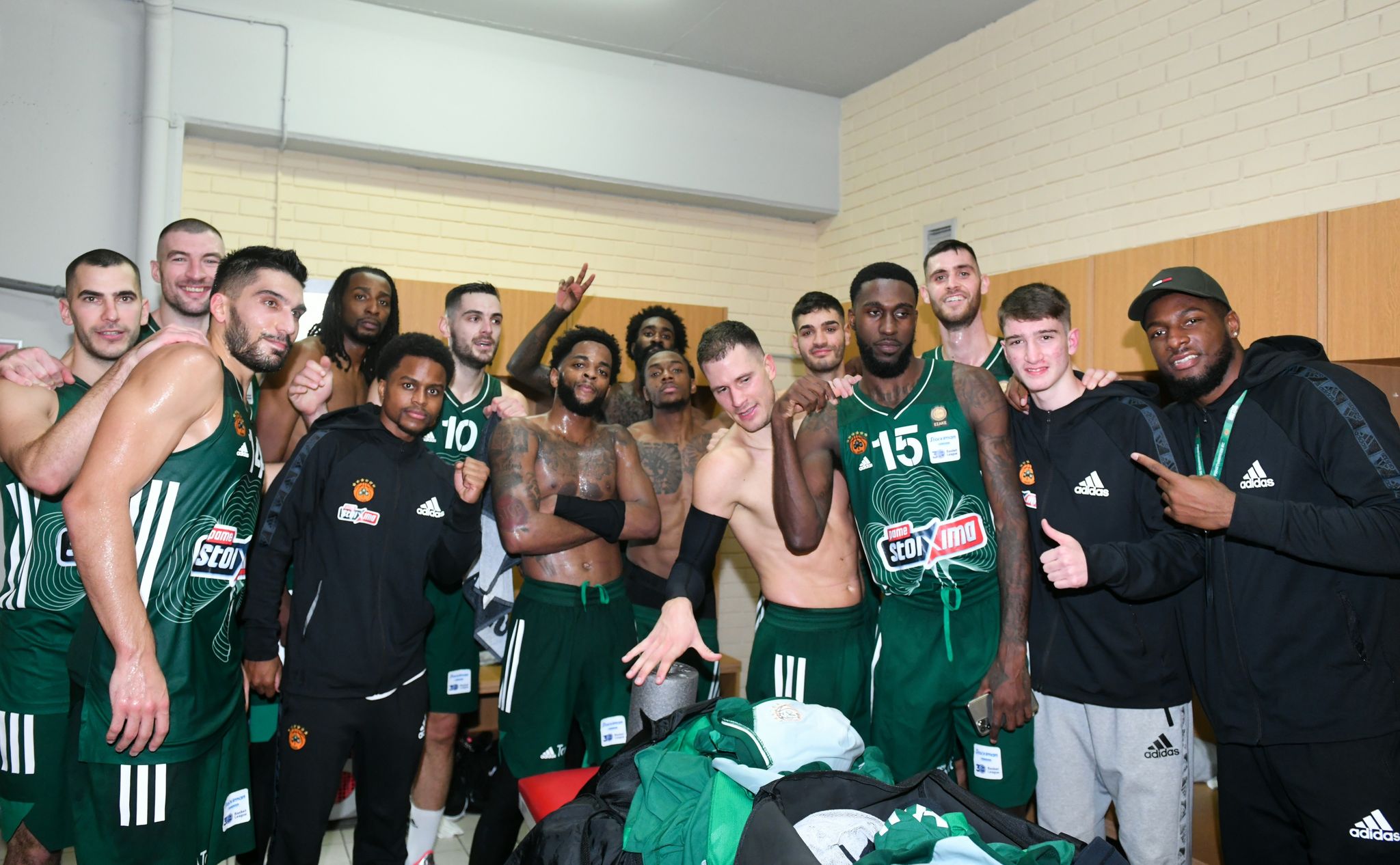 Οι παίκτες του Παναθηναϊκού στα αποδυτήρια του ΣΕΦ