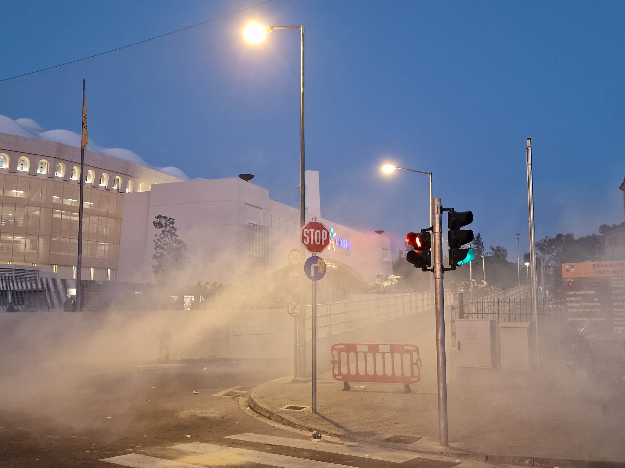 Δακρυγόνα και επεισόδια έξω από την OPAP Arena