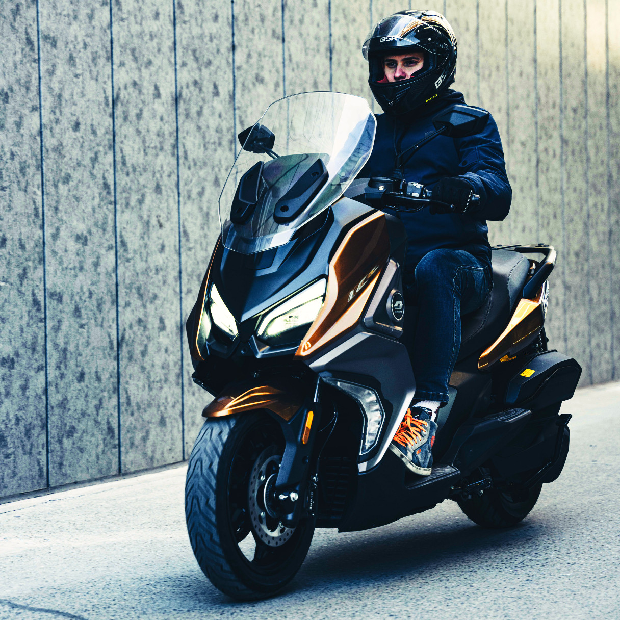 Στην Ελλάδα το νέο scooter QJMotor Fort 350 (vid) | gMotion by gazzetta