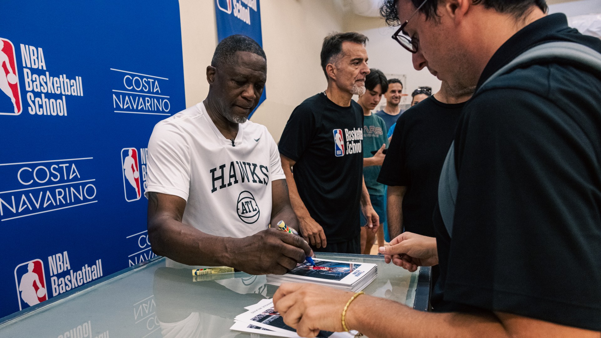 Ο Ντομινίκ Γουίλκινς υπογράφει αυτόγραφα.