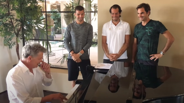 10.	Λατρεύει τη μουσική και ιδιαίτερα το πιάνο και το φλάουτο. Μάλιστα, σε φεστιβάλ στη Λουκέρνη έπαιξε δημόσια φλάουτο, αν και είναι κάτι που αποφεύγει να κάνει επειδή ντρέπεται!