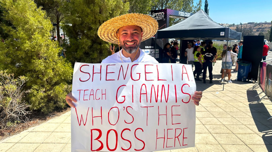 Γεωργιανός οπαδός με πανό που... δεν πήγε και πολύ καλά