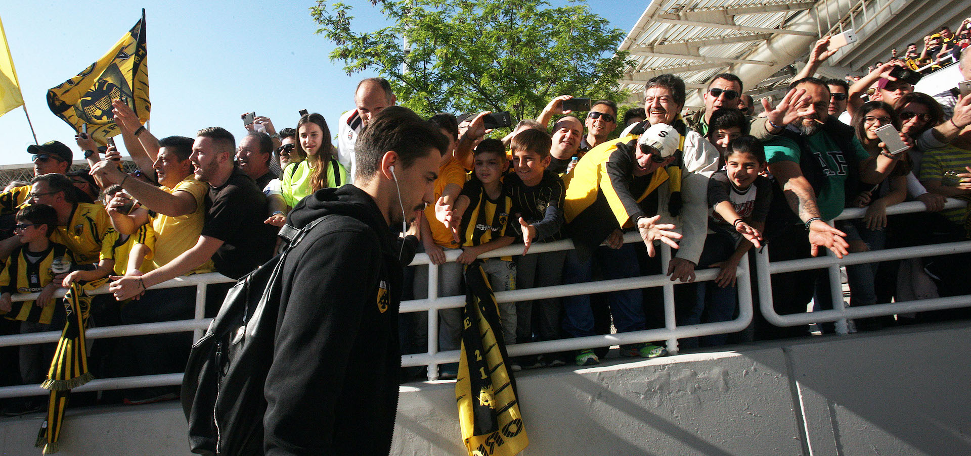 Σιμόες ΑΕΚ φίλαθλοι