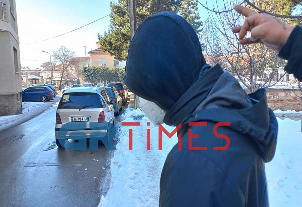 Η στιγμή που ο 20χρονος Αλβανός παραδίδεται