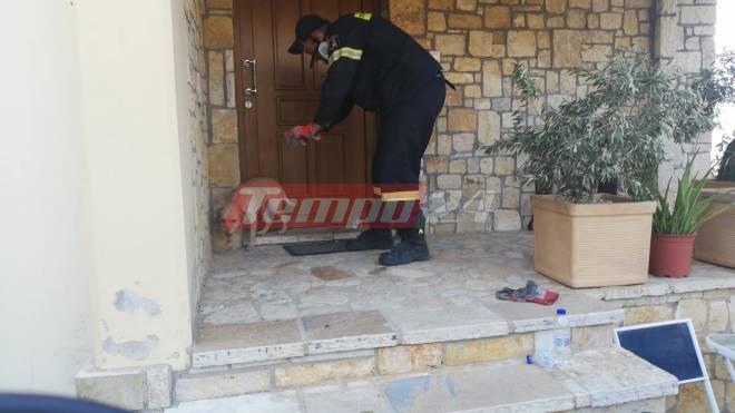 Πυροσβέστης δίνει νερό σε σκύλο