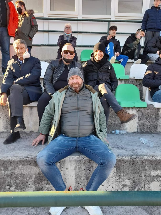 Ο Σάκης Ρουβάς σε γήπεδο της Κοζάνης, βλέπει ματς