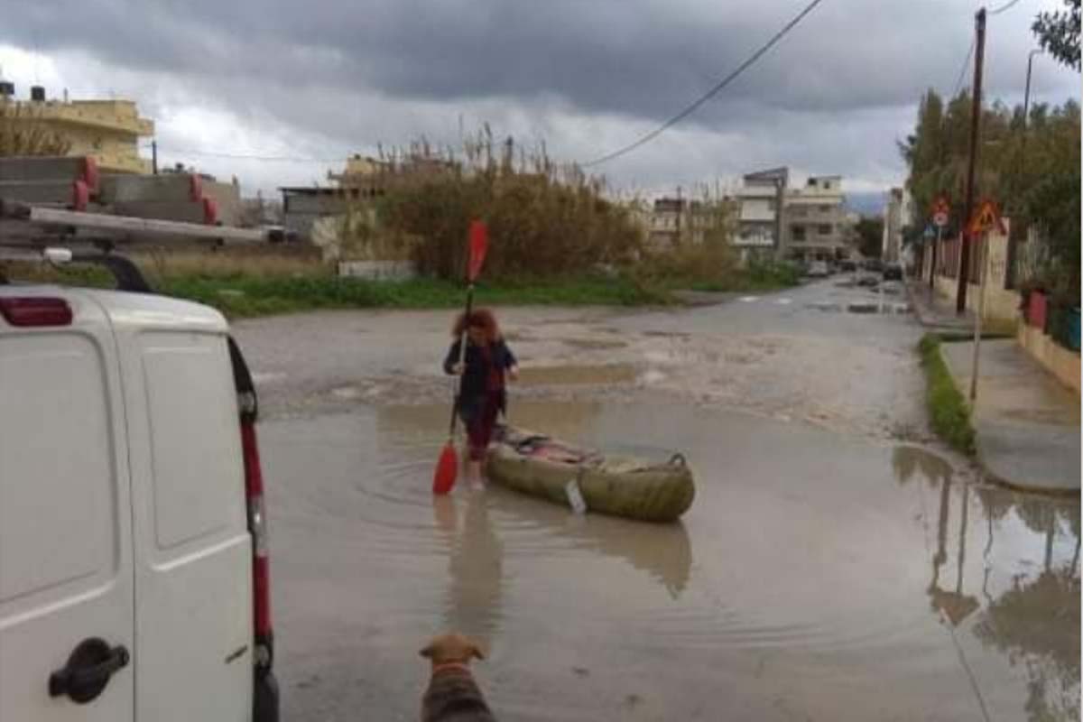 Γυναίκα με κανό στο δρόμο στο Ηράκλειο