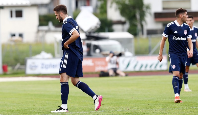 Ο Κώστας Φορτούνης αποχωρεί τραυματίας