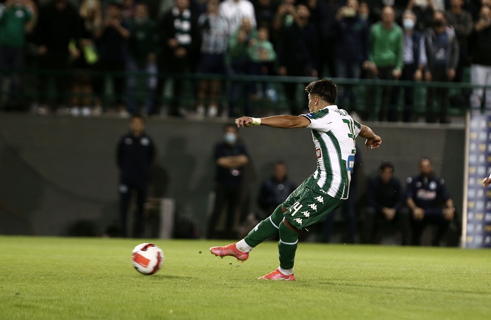 Ο Παλάσιος εκτελεί το πέναλτι