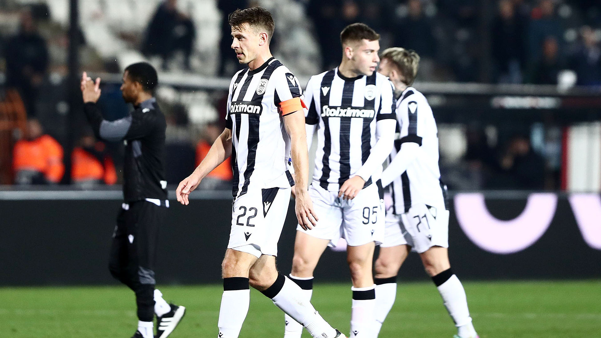 Οι παίκτες του ΠΑΟΚ μετά το 1-4 από τον Ολυμπιακό