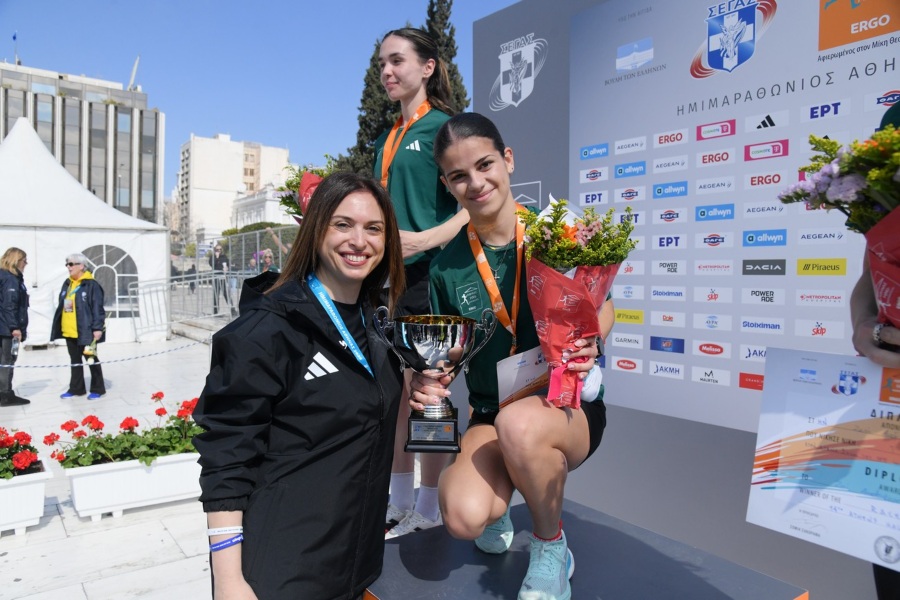 Η Αιμιλία Στέλιαρου, Chief People Officer της Allwyn Hellas, βραβεύει την Ιωάννα Σταματοπούλου, που αναδείχθηκε νικήτρια στις γυναίκες στον Αγώνα Δρόμου των 5 χλμ. Allwyn.