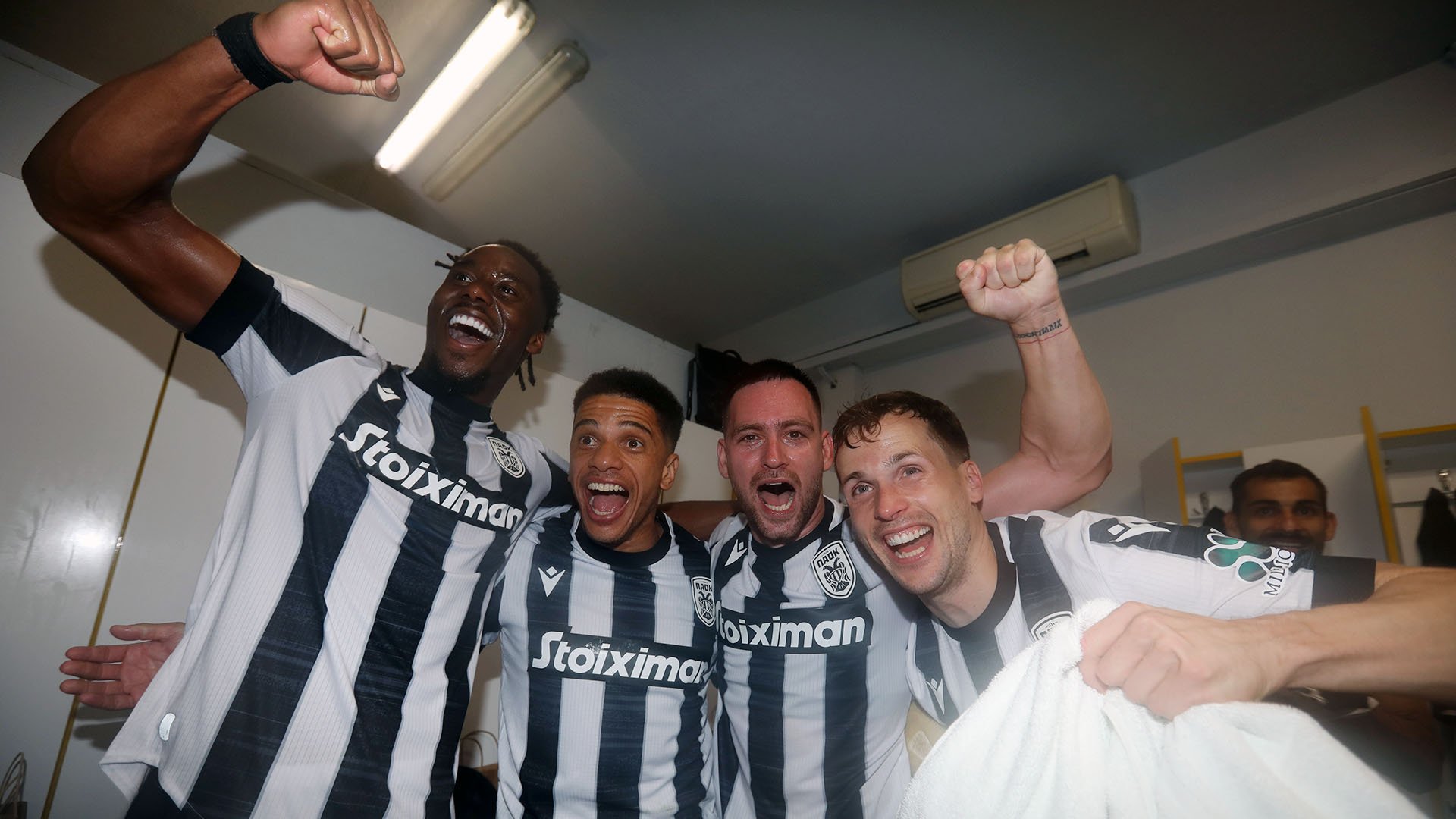 Ο Μεϊτέ και ο Τάισον πανηγυρίζουν τον τίτλο του 24