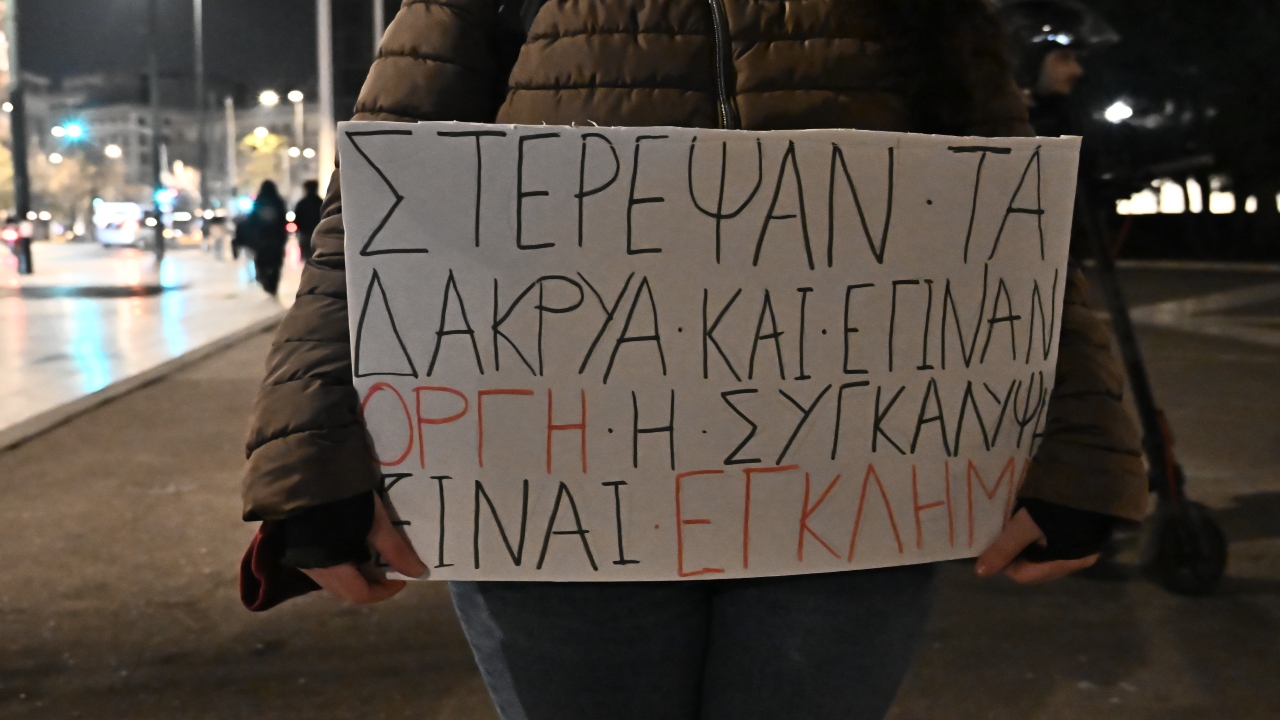 Καθιστική διαμαρτυρία στο Σύνταγμα για τα Τέμπη