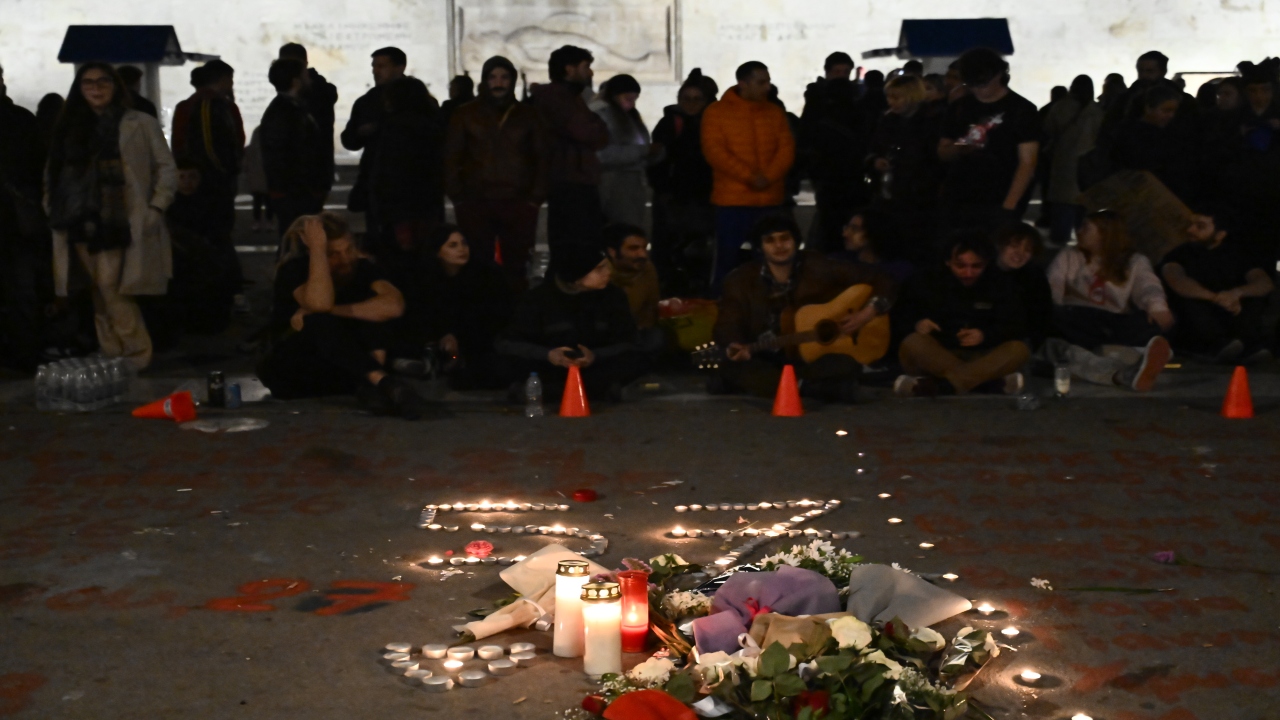 Καθιστική διαμαρτυρία στο Σύνταγμα για τα Τέμπη