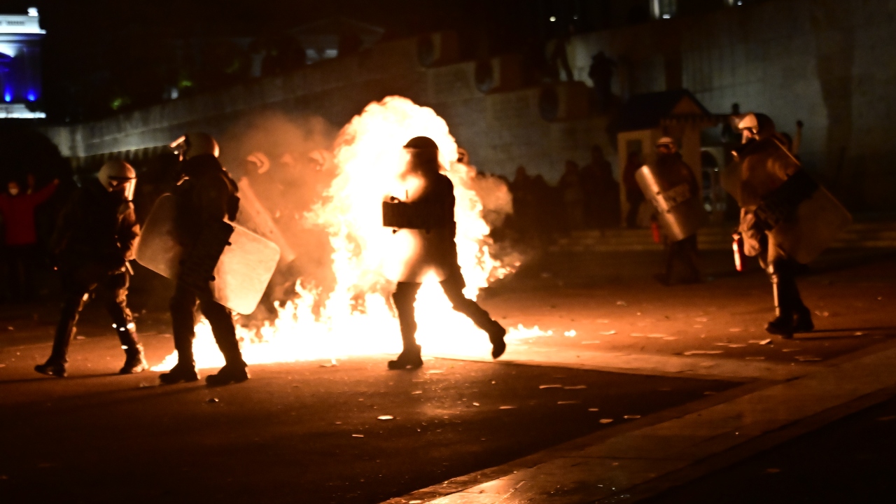 Επεισόδια κατά τη διάρκεια της συγκέντρωσης των Τεμπών