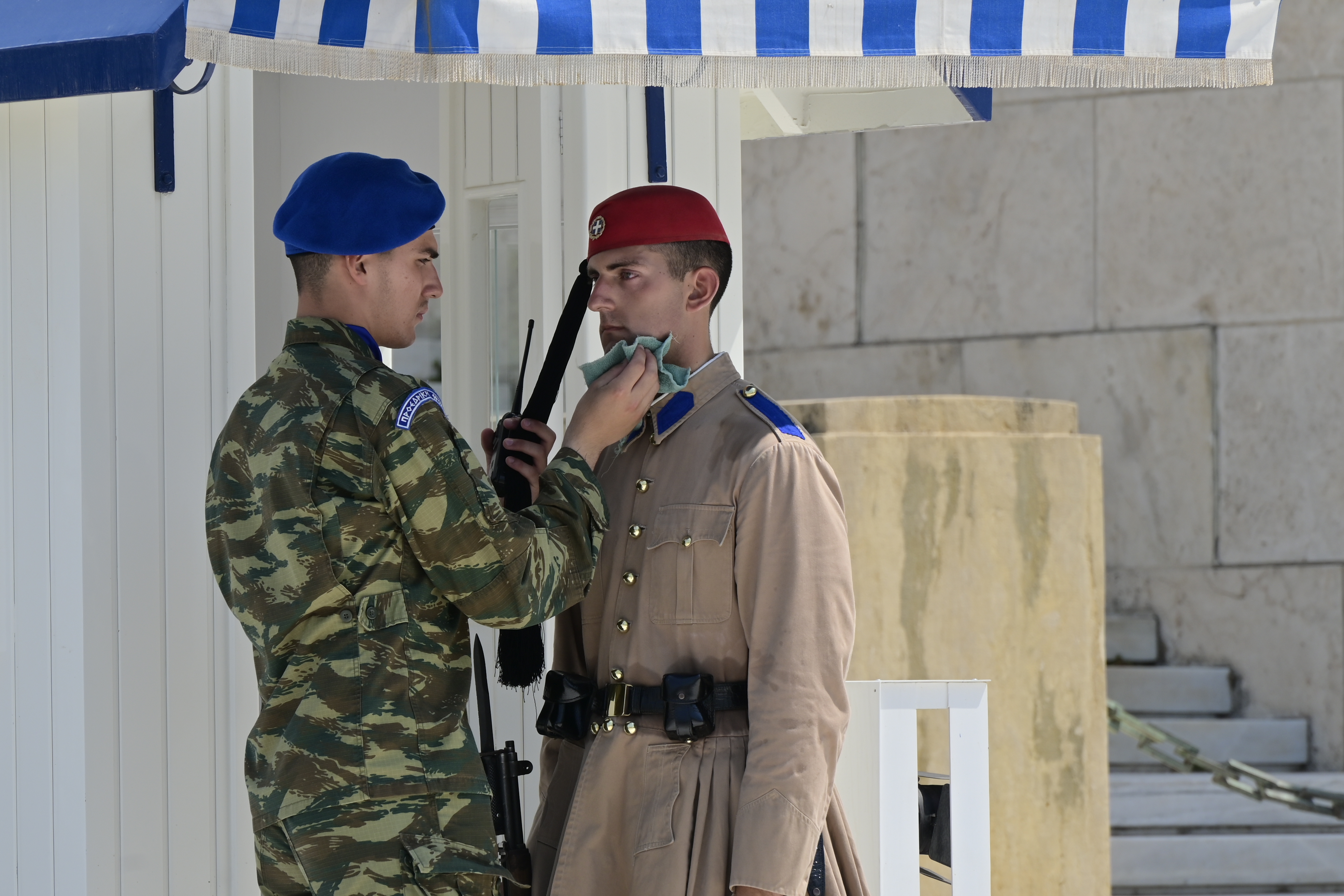Εύζωνες της Προεδρικής Φρουράς στον Άγνωστο Στρατιώτη σε συνθήκες καύσωνα τον Ιούλιο στην Αθήνα. Τρίτη 21 Ιουλίου 2026 (ΜΙΧΑΛΗΣ ΠΑΠΑΝΙΚΟΛΑΟΥ / EUROKINISSI)