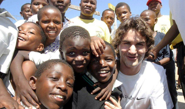 8.	Οι φιλανθρωπικές του δραστηριότητες είναι έντονες και βασίζονται κυρίως στην παιδεία, σε χώρες του τρίτου κόσμου. Μέσω Ελβετίας και Ν. Αφρικής έχει καταφέρει να συγκεντρώσει πάνω από 20 εκατ. δολάρια, δημιουργώντας σχολεία για παιδιά σε υποανάπτυκτες χώρες της Αφρικής.