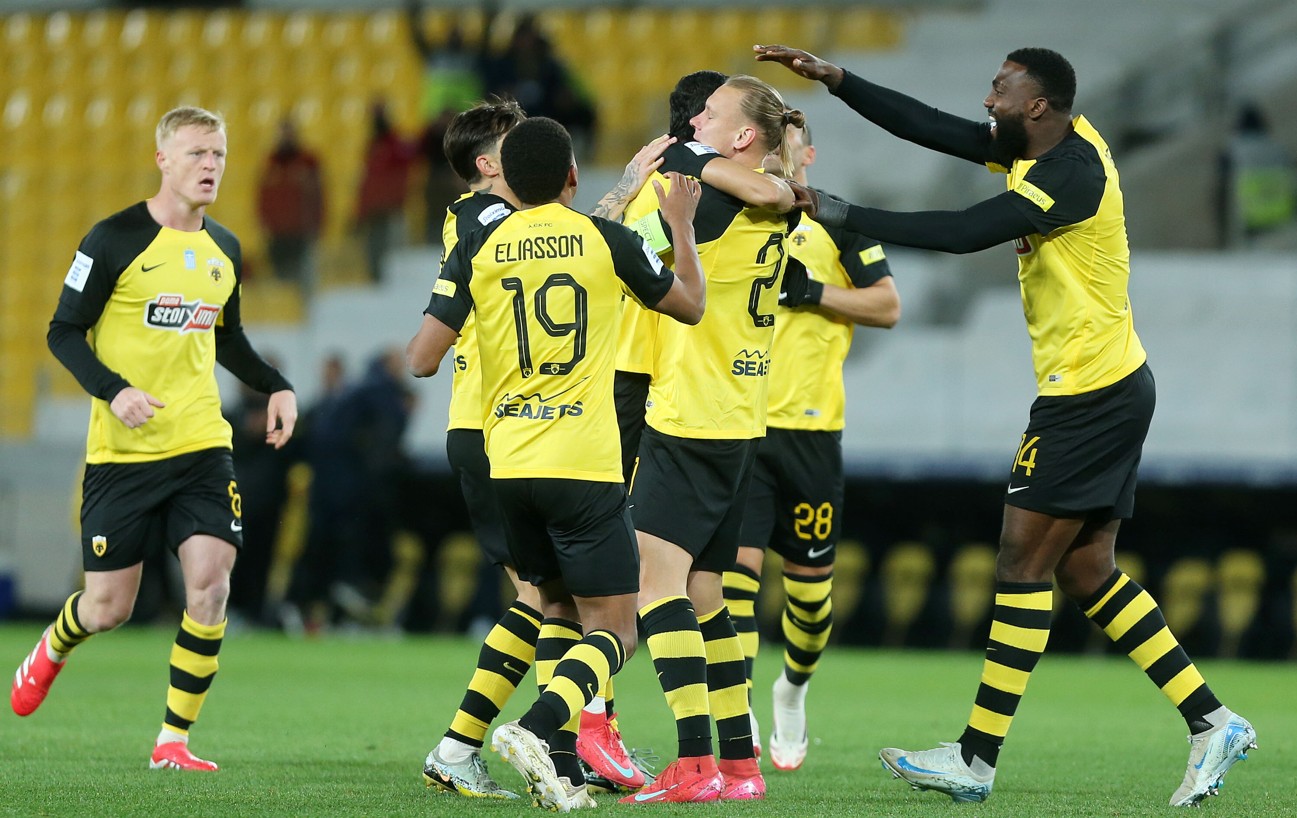 Οι παίκτες της ΑΕΚ πανηγυρίζουν