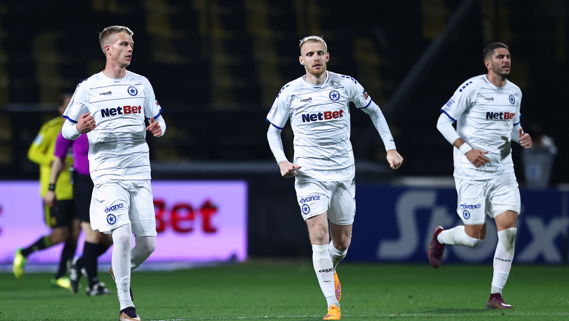 Οι παίκτες του Ατρομήτου πανηγυρίζουν εναντίον του Αρη