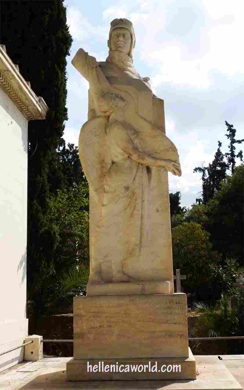 Το άγαλμα του Αλέξανδρου Καραμανλάκη στο Α' Νεκροταφείο Αθηνών