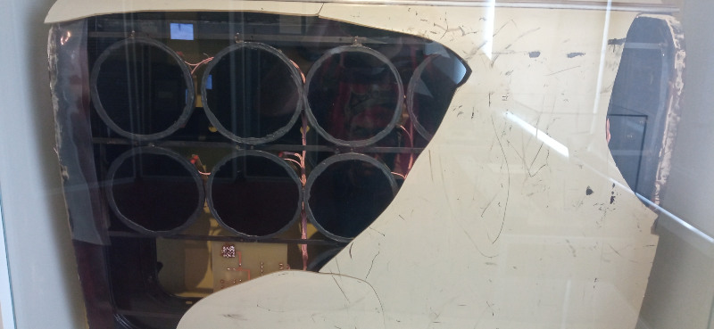 Κοριός τοποθετημένος στην πόρτα ενός αμαξιού.