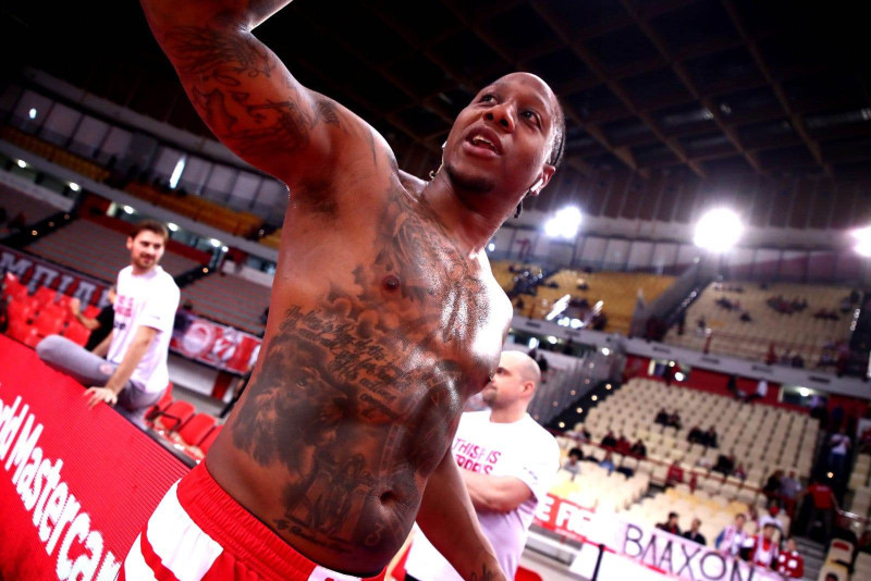 Τα τατουάζ στο κορμί του Αϊζάια Κάνααν.