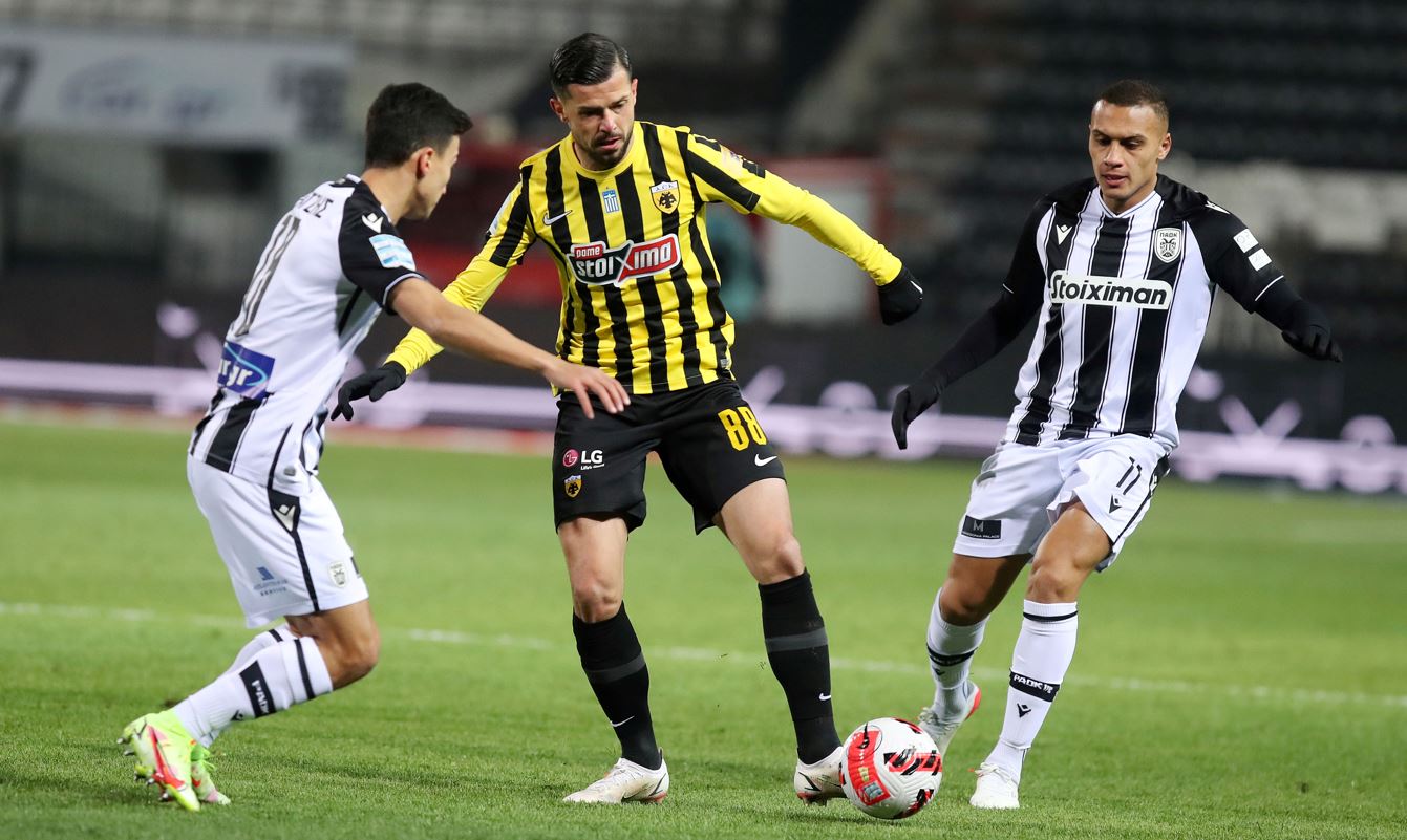 Ο Γέβτιτς κοντρολάρει την μπάλα στο ΠΑΟΚ-ΑΕΚ