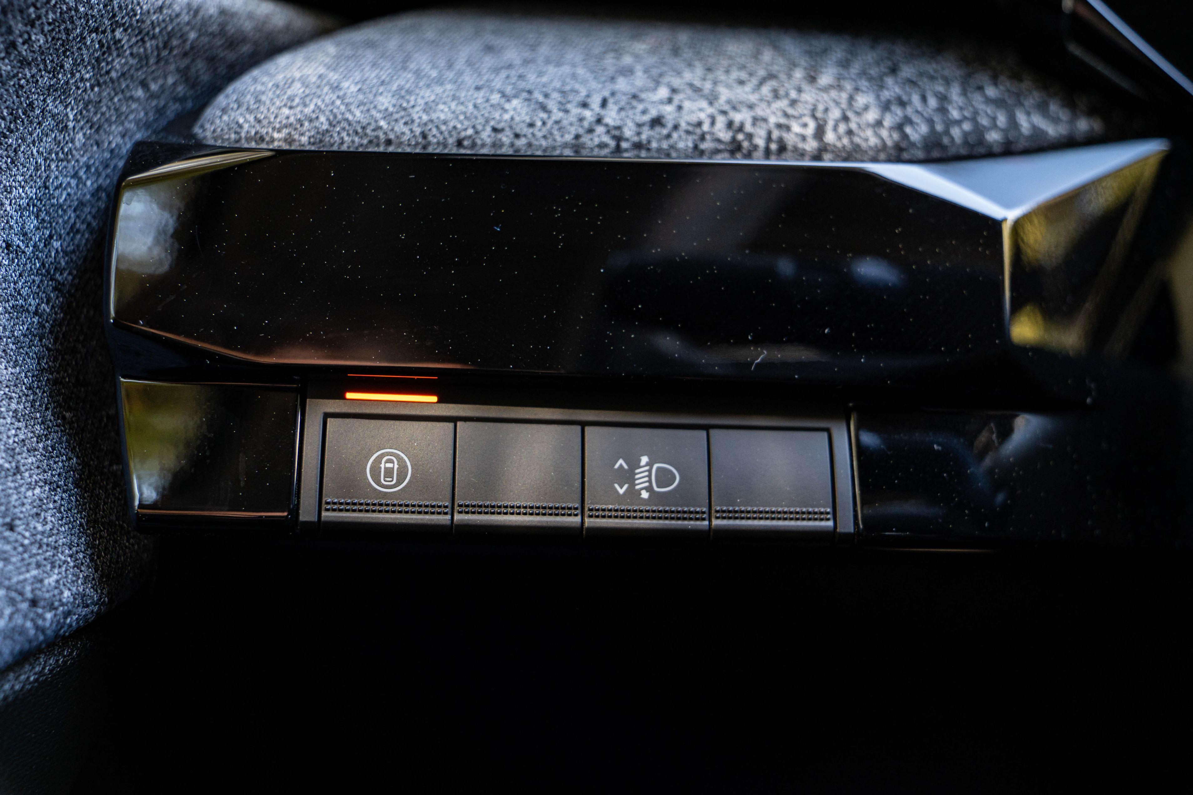 Renault Clio vs Toyota Yaris