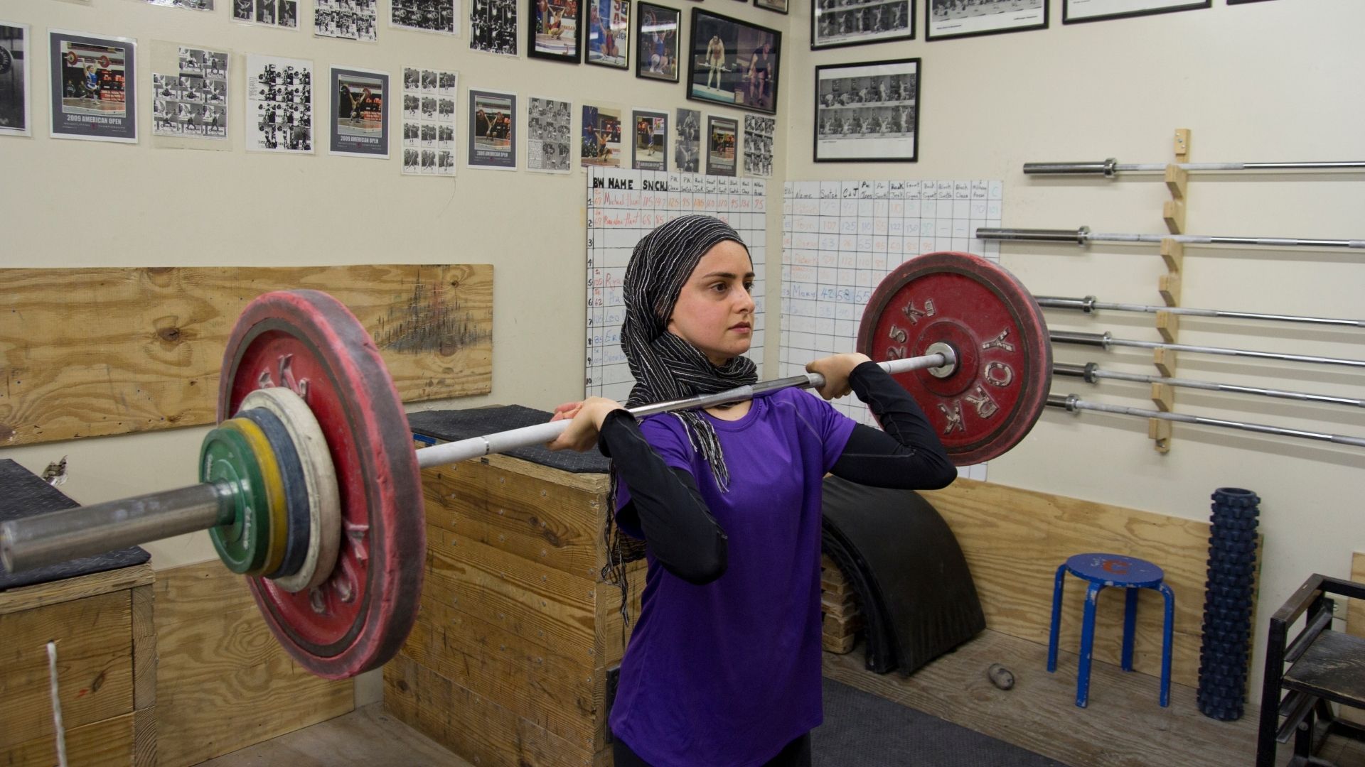 Η Κουλσούμ Αμπντούλα προπονείται σε γυμναστήριο άρσης βαρών