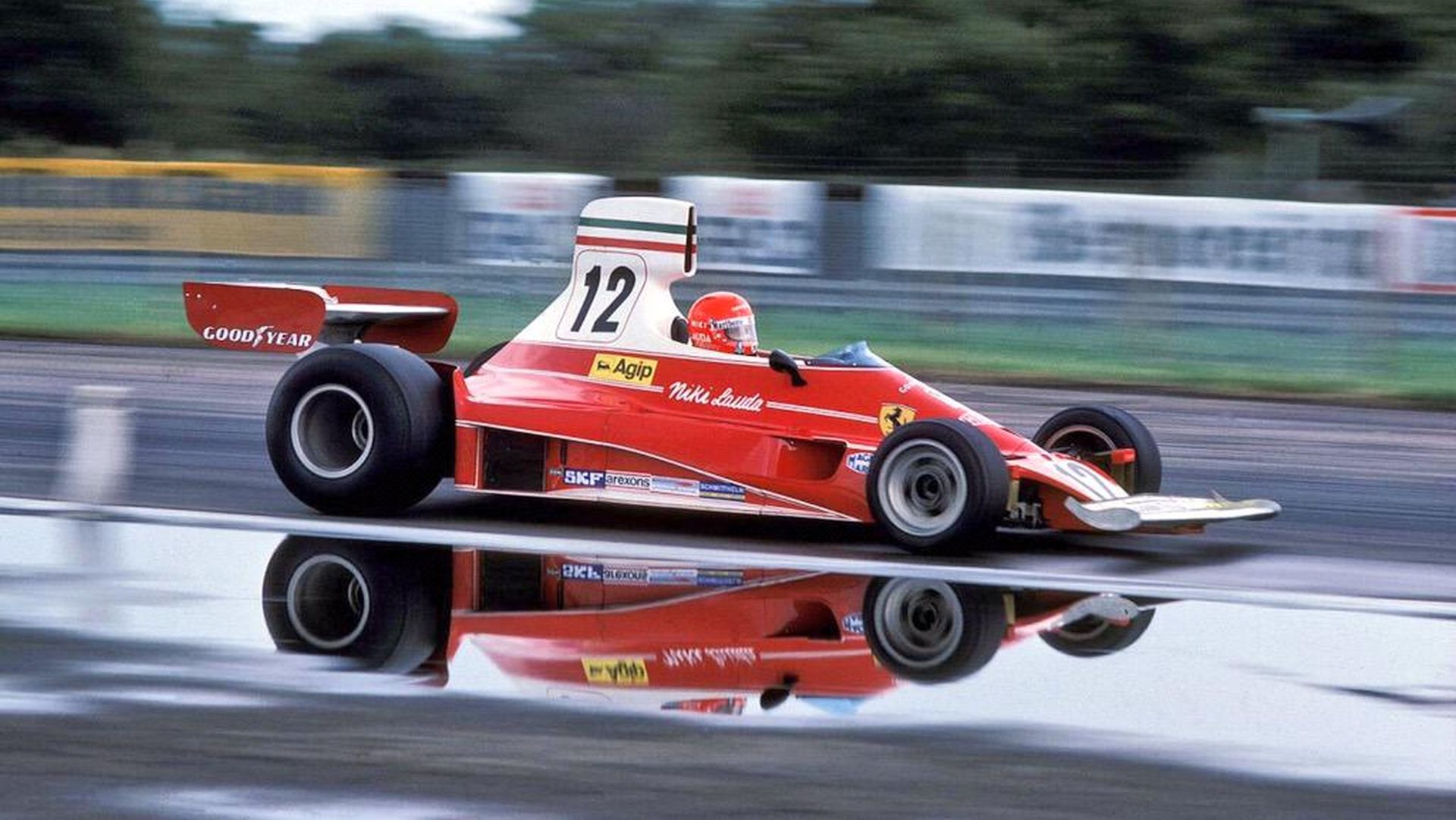 Ο Νίκι Λάουντα εν δράσει το 1975 στο βρετανικό Grand Prix