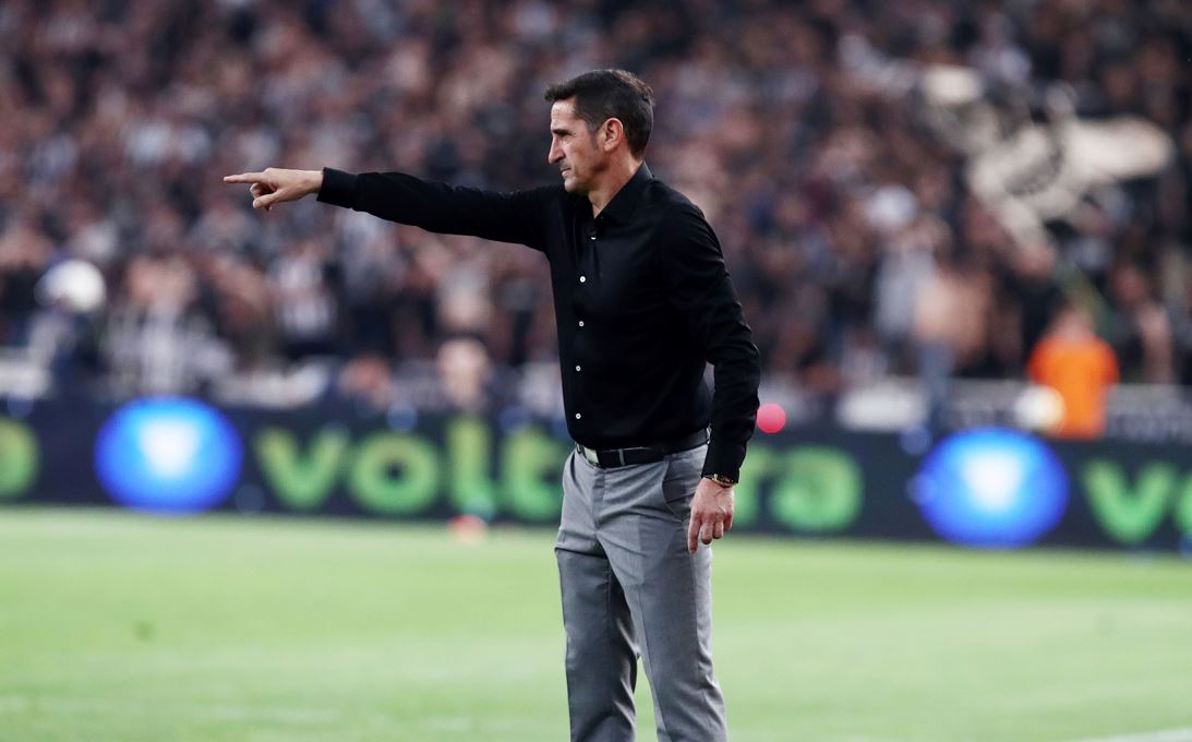 Ο Μανόλο Χιμένεθ κοουτσάρει την ΑΕΚ