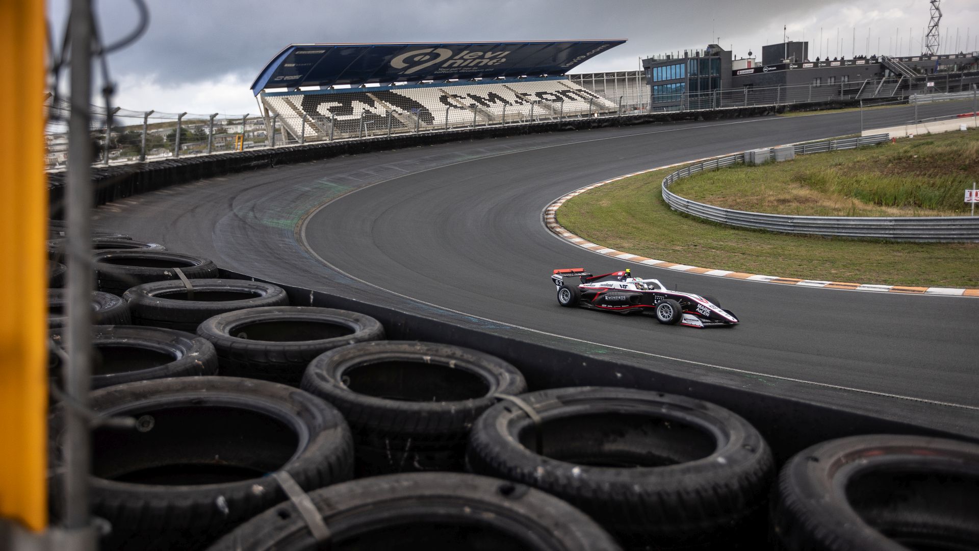 Ο Τζώρτζης Μαρκογιάννης στο Ζάντβοορτ