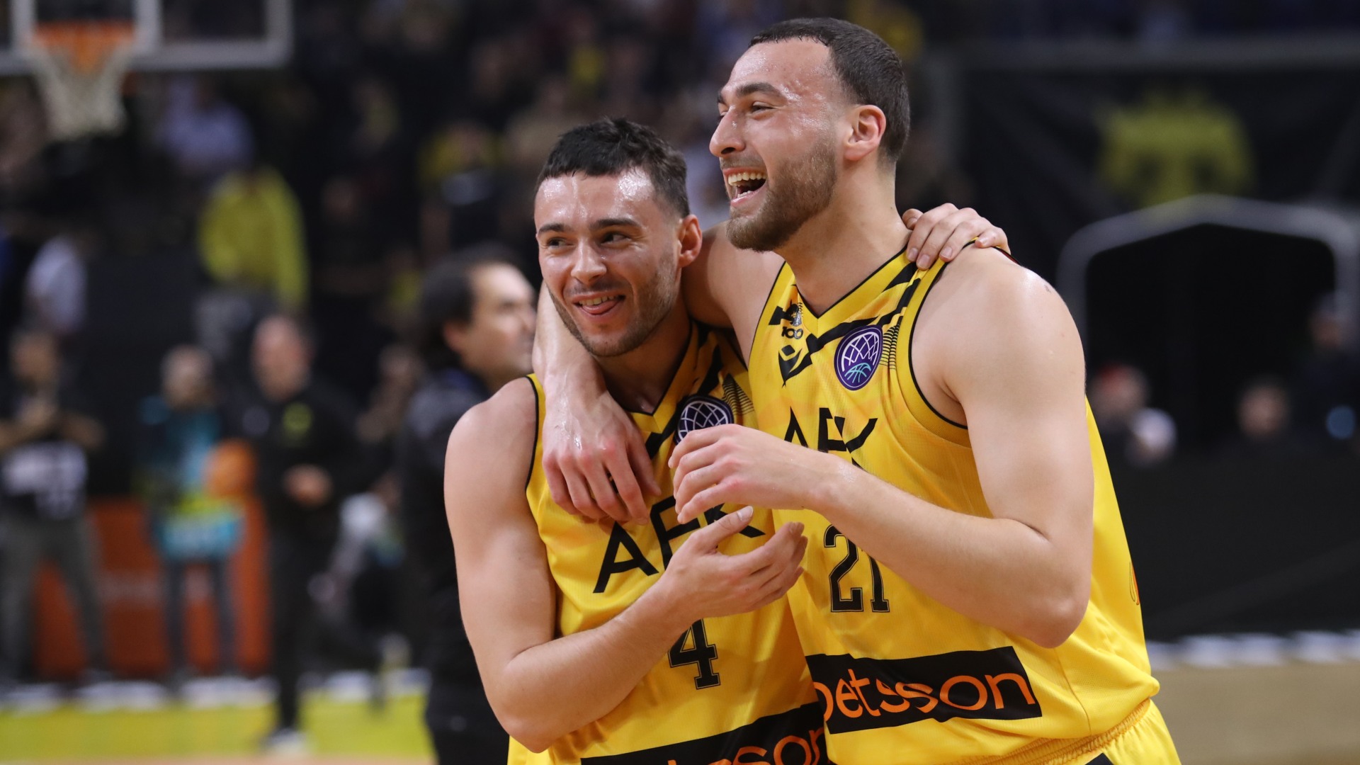 Ο Νετζήπογλου με τον Καράμπελα της ΑΕΚ