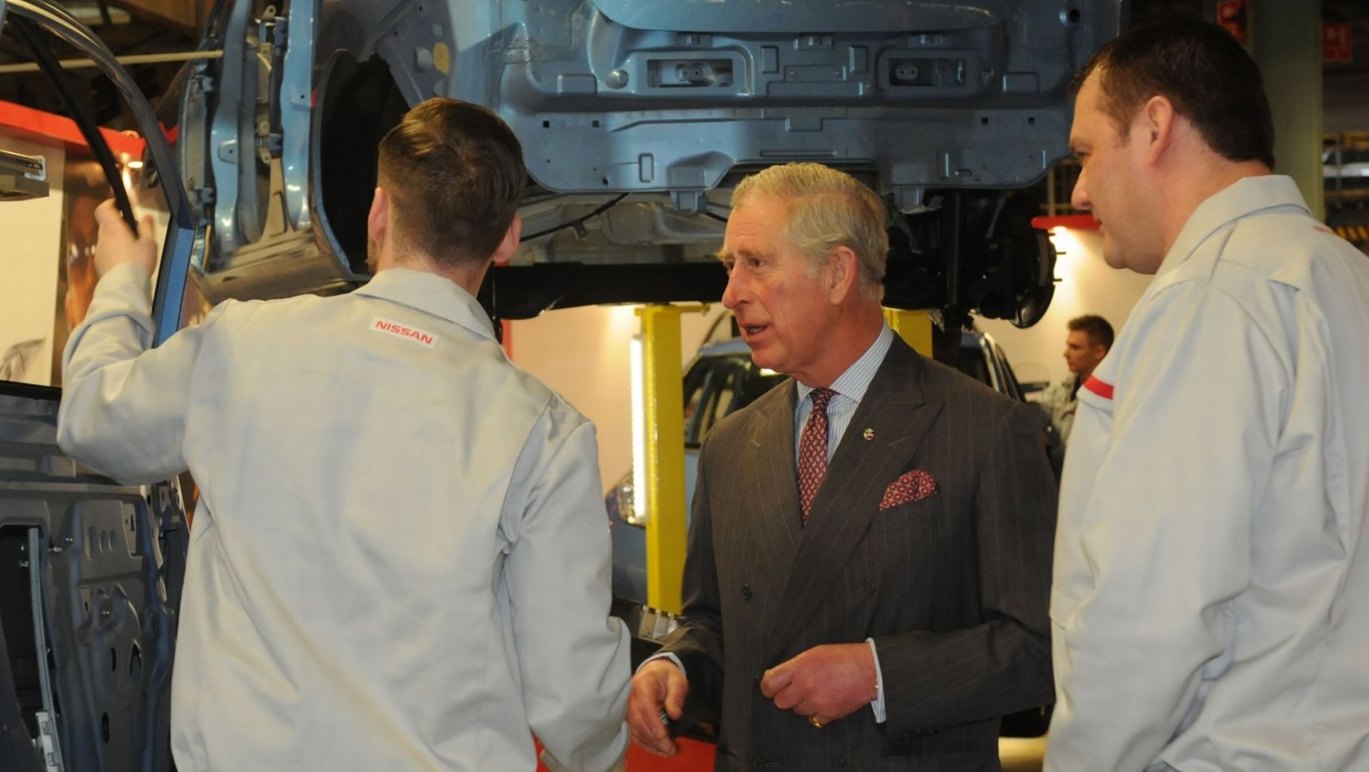 O Πρίγκιπας Κάρολος στο εργοστάσιο της Nissan