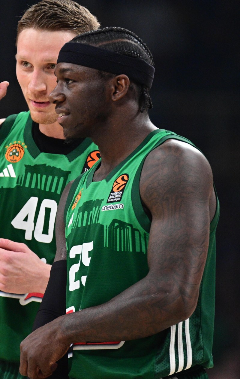 Ο σταυρός στο χέρι του Ναν.