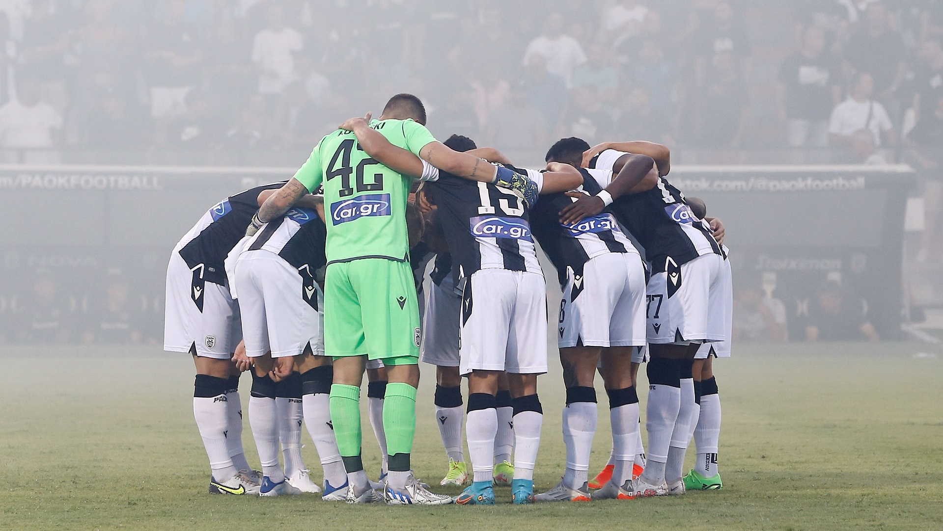Οι παίκτες του ΠΑΟΚ πριν από το ματς με τη Σλάβια στην Τούμπα