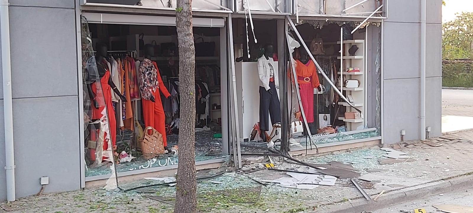 Το κατάστημα του Νίκου Πιτσίλκα μετά την επίθεση με εκρηκτικό μηχανισμό.