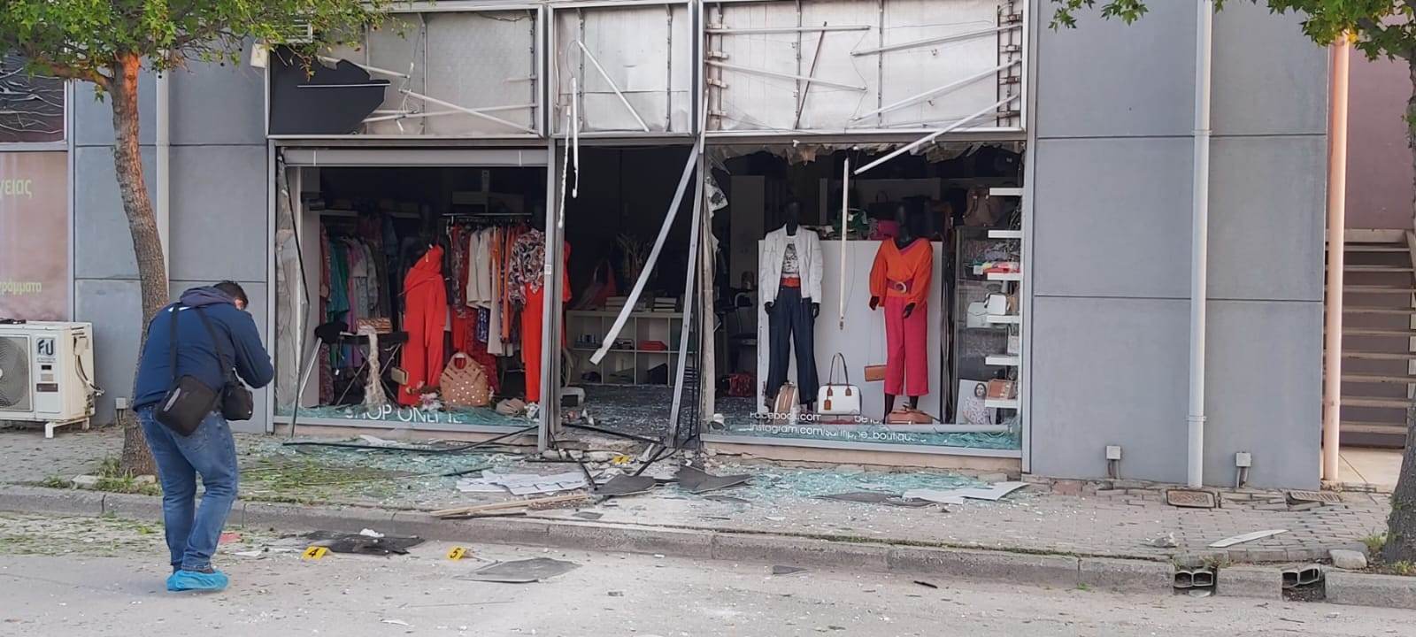 Το κατάστημα του Νίκου Πιτσίλκα μετά την επίθεση με εκρηκτικό μηχανισμό.