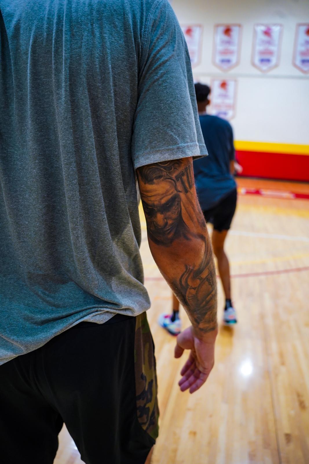 Τα τατουάζ του Καμ Ρέινολντς.