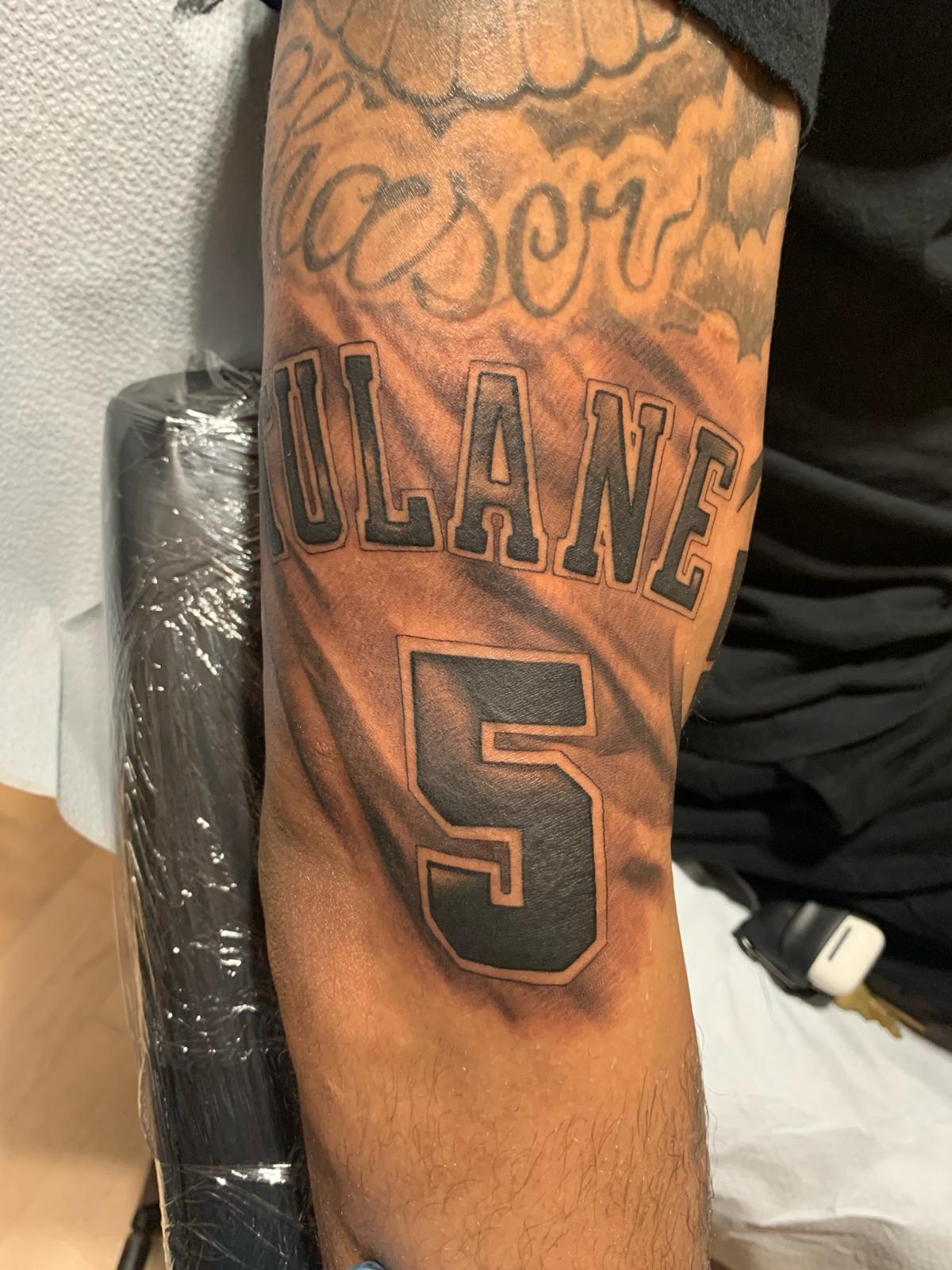 Τα τατουάζ του Καμ Ρέινολντς.